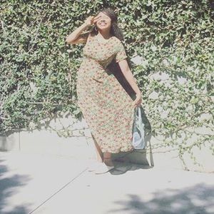 Vintage floral maxi dress! 💐